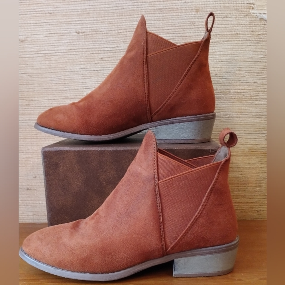 Wild Divia Copper Chelsea Boots with a Chunky Low Heel  (7)